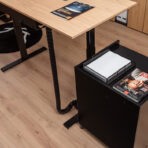 Schreibtisch-Lift-mit-Behälter-arbeiten-mit-Laptop-im-Büro