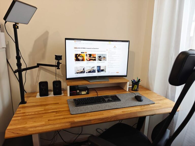 Verstellbarer Schreibtisch für das Büro der Europäischen Fonds in Warschau