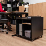 verstellbarer Schreibtisch ideal für Wohnung mit schmalem Sockel