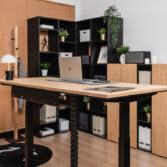 Schreibtisch mit leisem Hubmotor
