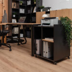 Schreibtisch mit schwarzem Druckerschrank ideal für ein minimalistisches Büro