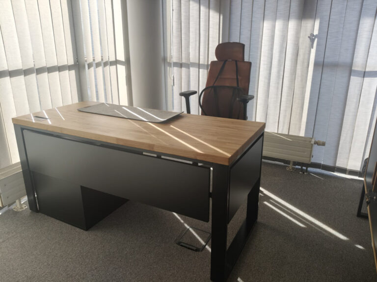 Schreibtisch mit Rollcontainer für die Firma Votum in Wrocław