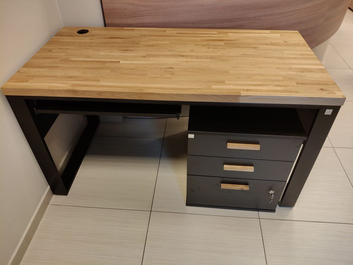 Schreibtisch mit Sockel und Eichenplatte für die Firma RODIS aus Wroclaw