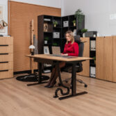 Verstellbarer Schreibtisch für das moderne Heimbüro