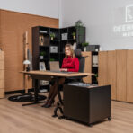 Höhenverstellbarer Schreibtisch mit funktionellem Seitenpodest