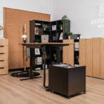 Höhenverstellbarer Schreibtisch mit Sockel zur Aufbewahrung von Zubehör