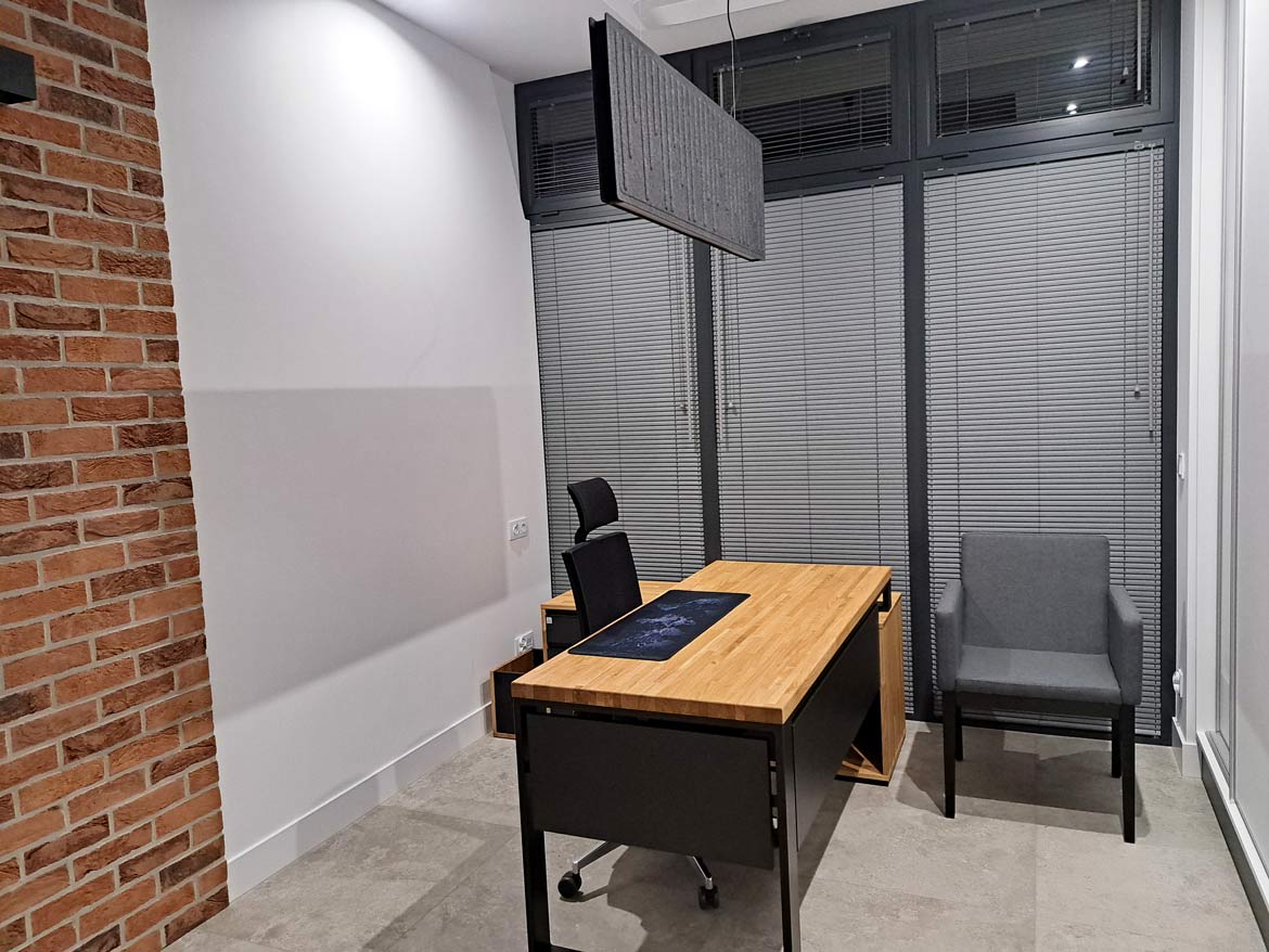 Großraumbüro mit Backstein