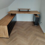 Großer verstellbarer Eckschreibtisch für Herrn Mateusz aus der Nähe von Warschau