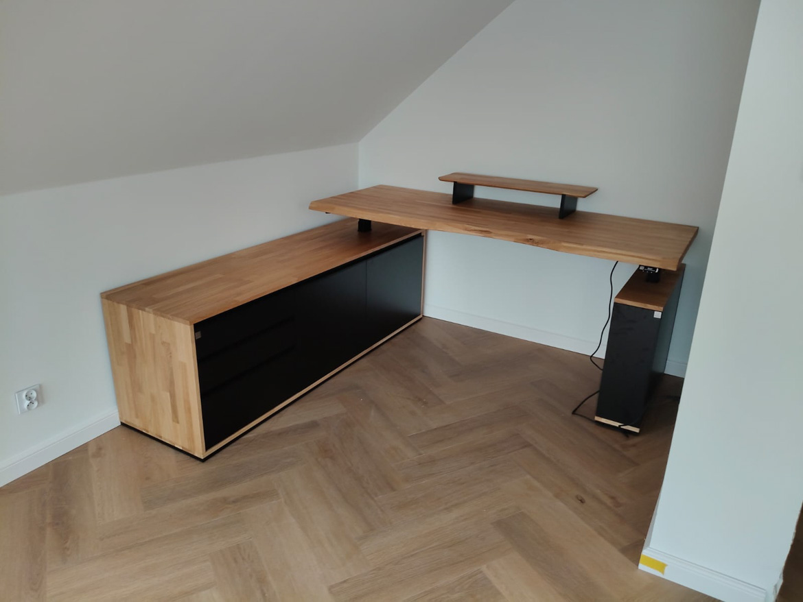 Duże narożne biurko regulowane dla Pana Mateusza spod Warszawy