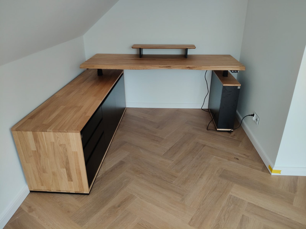 Duże narożne biurko regulowane dla Pana Mateusza spod Warszawy
