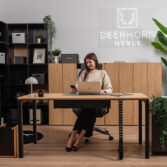 eleganter Bürotisch mit Platz für einen Computer und Dokumente