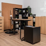 Ergonomischer Lift-Schreibtisch mit Rollcontainer für das Büro