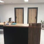 Rezeptionstheke mit Flossen