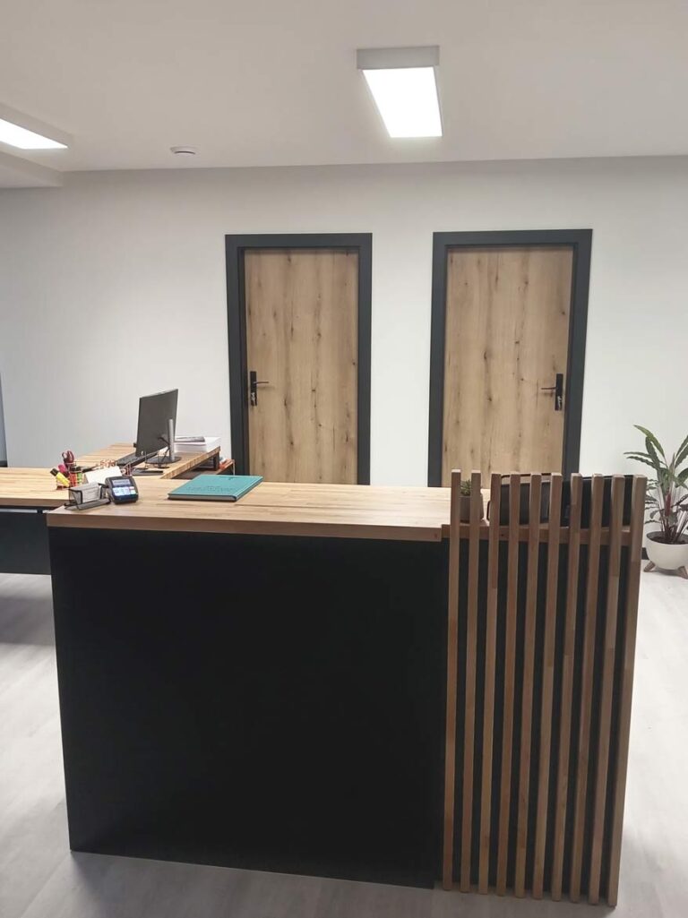 Rezeptionstheke mit Flossen