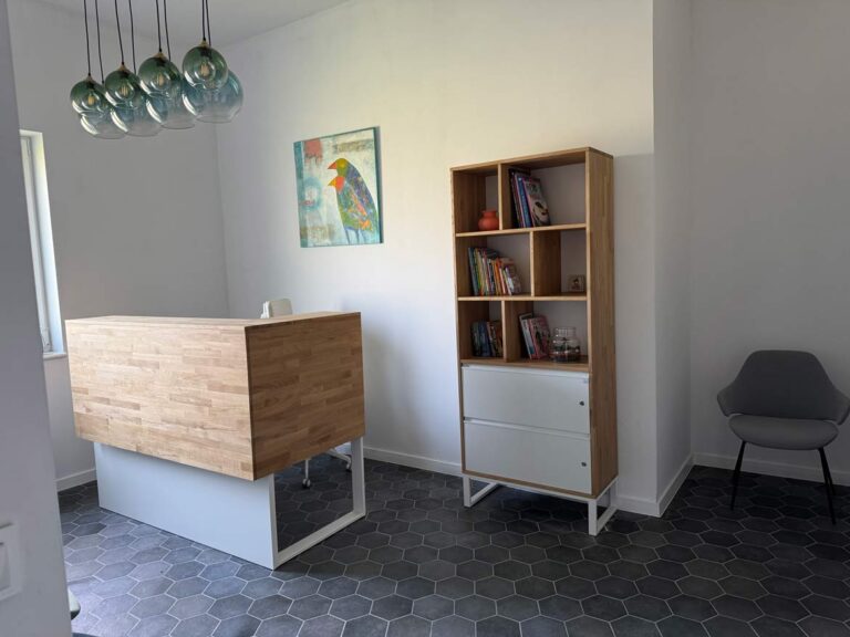 Möbel für den Empfangsbereich einer psychiatrisch-therapeutischen Praxis in Wrocław