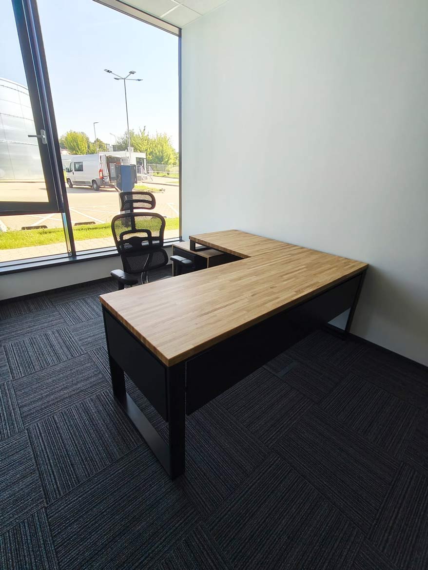 Narożne biurko z kontenerkiem dla firmy Compal w Czeladzi
