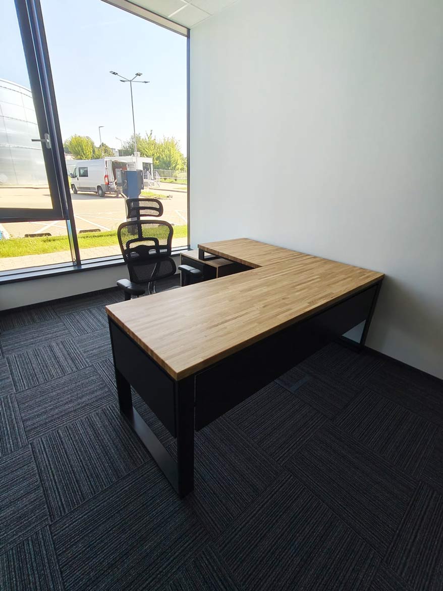 Narożne biurko z kontenerkiem dla firmy Compal w Czeladzi