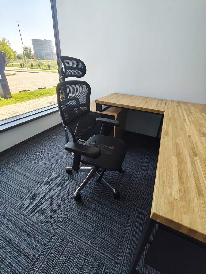 Narożne biurko z kontenerkiem dla firmy Compal w Czeladzi