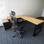 Eckschreibtisch mit Rollcontainer für Compal in Czeladź