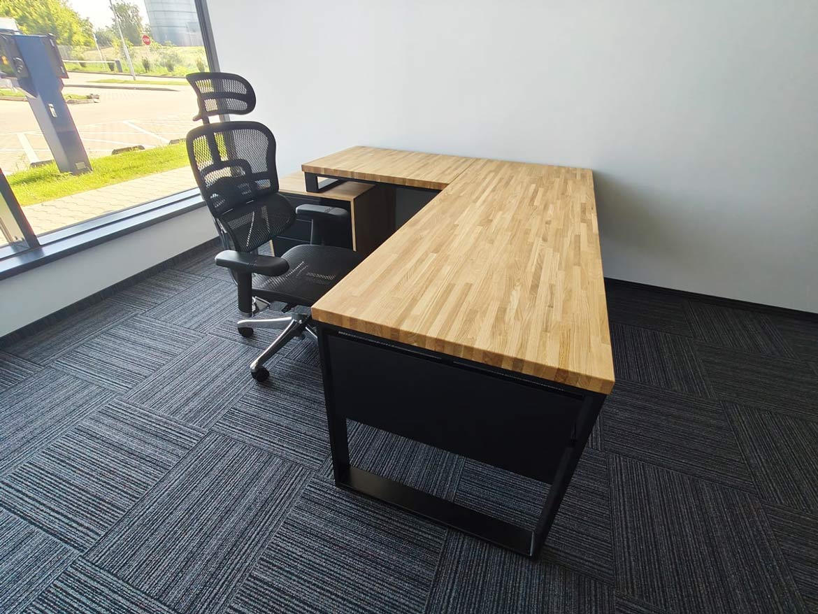Narożne biurko z kontenerkiem dla firmy Compal w Czeladzi