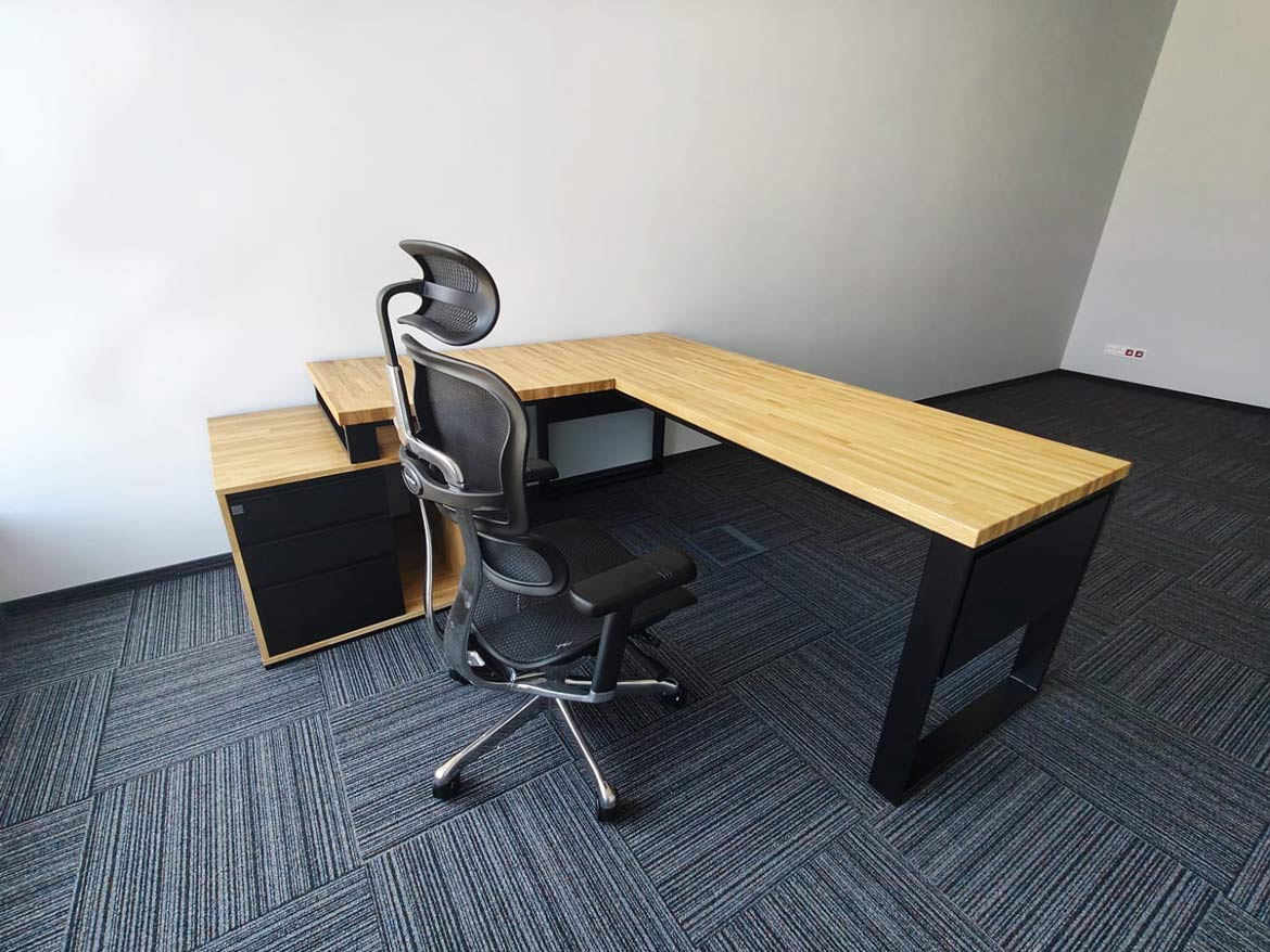 Narożne biurko z kontenerkiem dla firmy Compal w Czeladzi