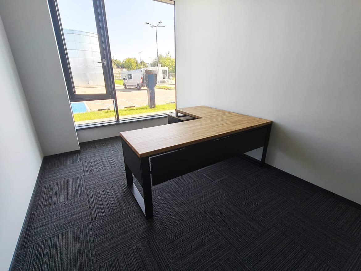 Narożne biurko z kontenerkiem dla firmy Compal w Czeladzi