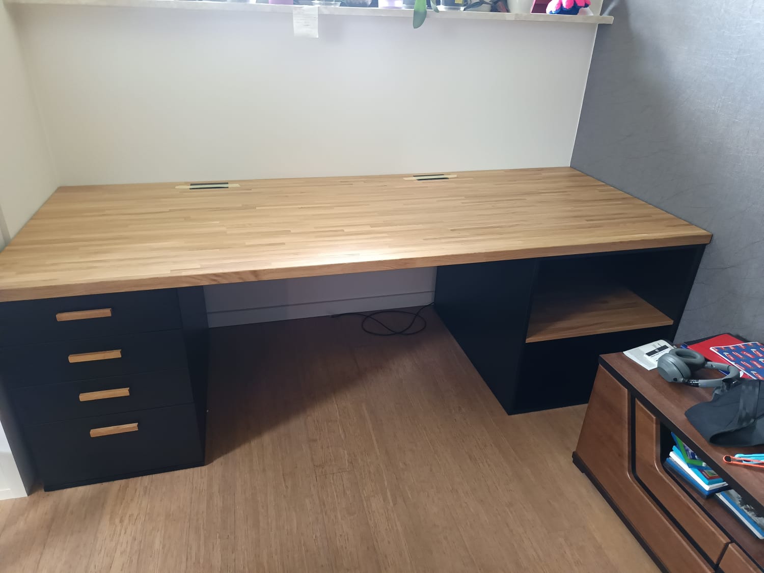 Nietypowe biurko pod oknem na poddaszu dla Pani Karoliny z Poznania