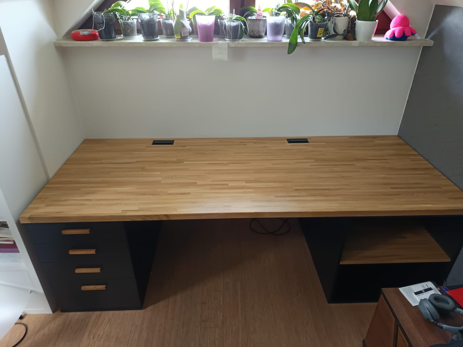 Nietypowe biurko pod oknem na poddaszu dla Pani Karoliny z Poznania