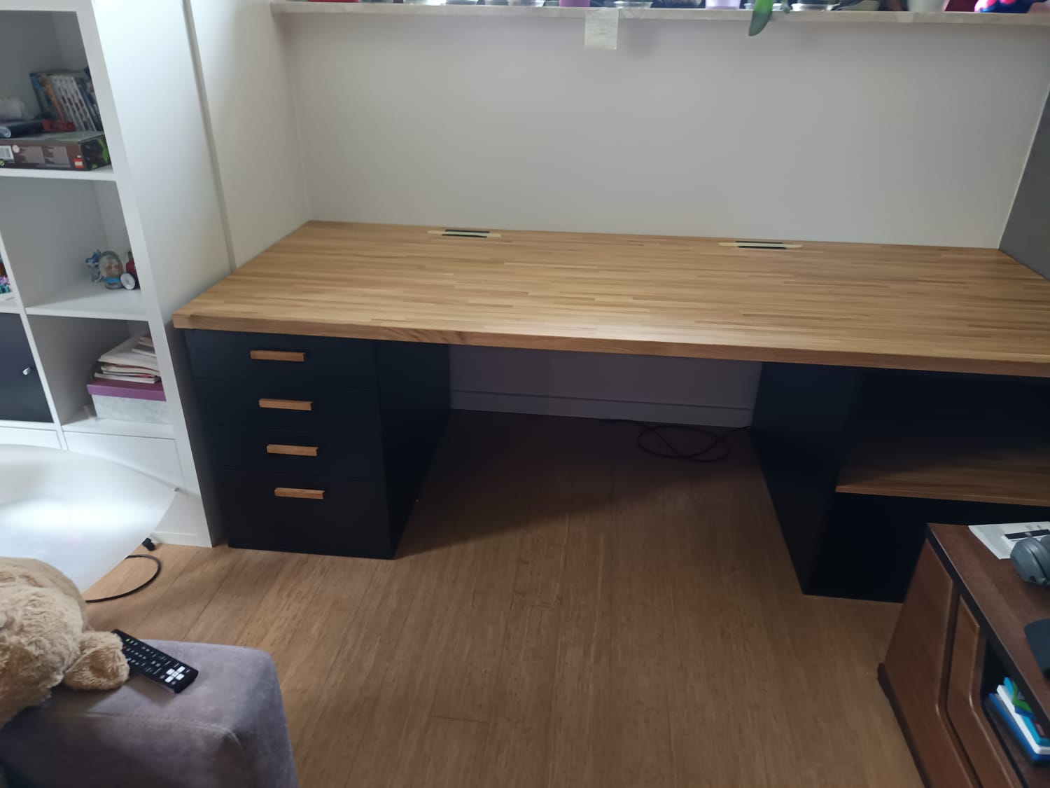 Nietypowe biurko pod oknem na poddaszu dla Pani Karoliny z Poznania