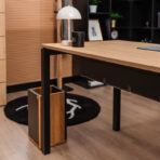 Moderner Schreibtisch mit Metallbeinen und Holzimitatplatte