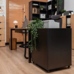 moderner Schreibtisch mit Druckereinheit und Regalen für Akten