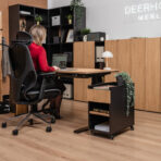 Erhöhter Schreibtisch für Remote-Arbeit