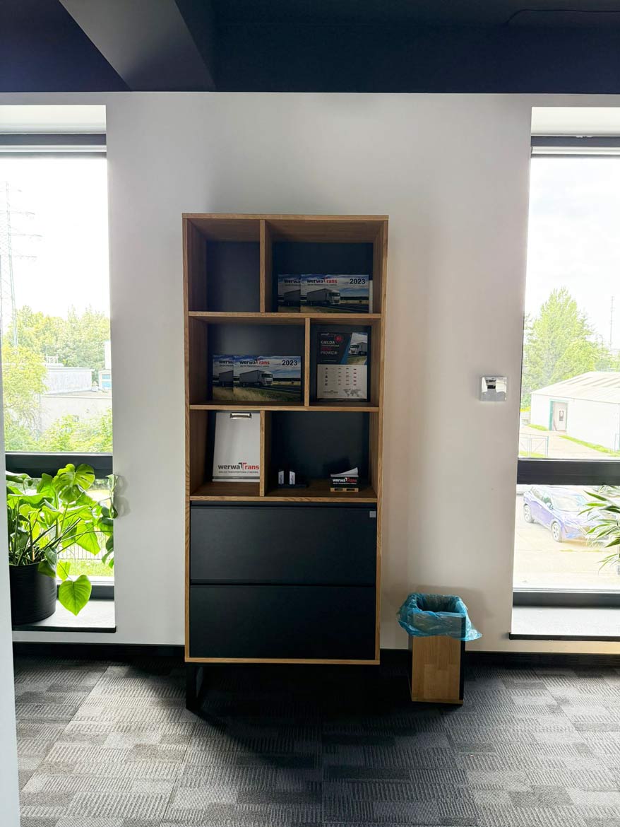 Bücherregal mit Schubladen für Frau Marta aus Gdynia