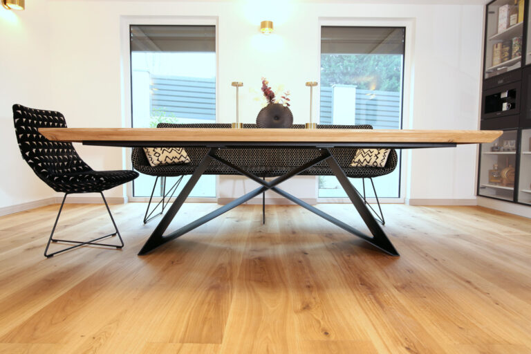 einen Esstisch für einen Kunden aus Deutschland