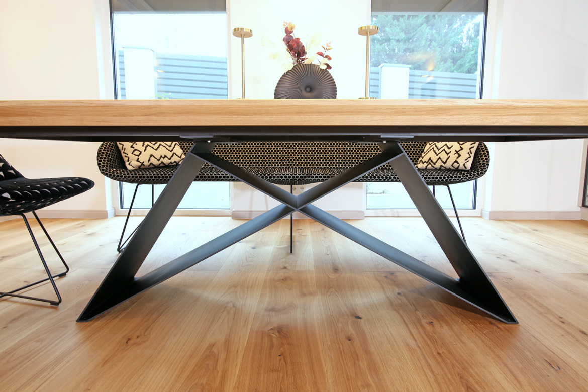 stół z dębowym blatem i futurystycznym stelażem dla klienta z Niemiec