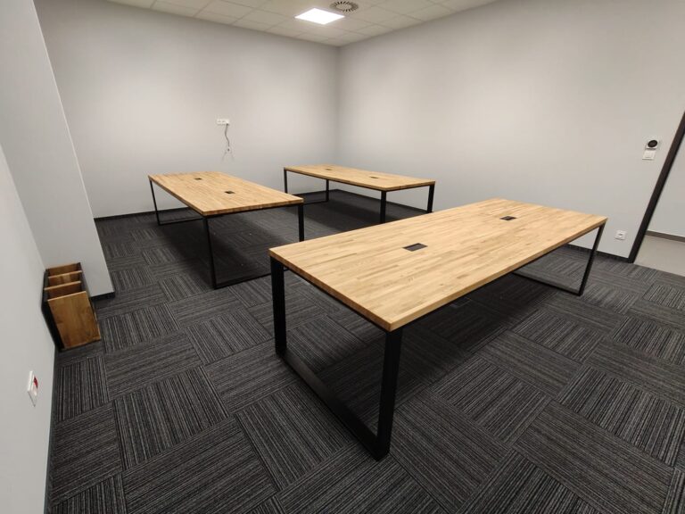 Trzy stoły konferencyjne dla firmy produkcyjnej spod Katowic