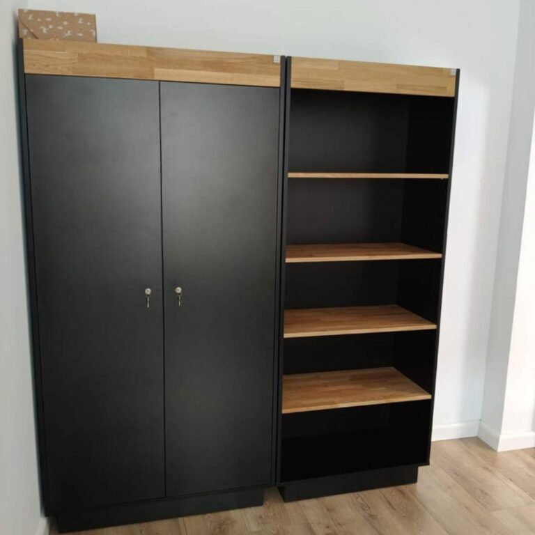 Kleiderschrank und Bücherregal aus Holz für die Marketingagentur Frau Karolina aus Łódź