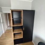 Kleiderschrank mit Regalen für die Wohnung von Herrn Wiesław aus Warschau