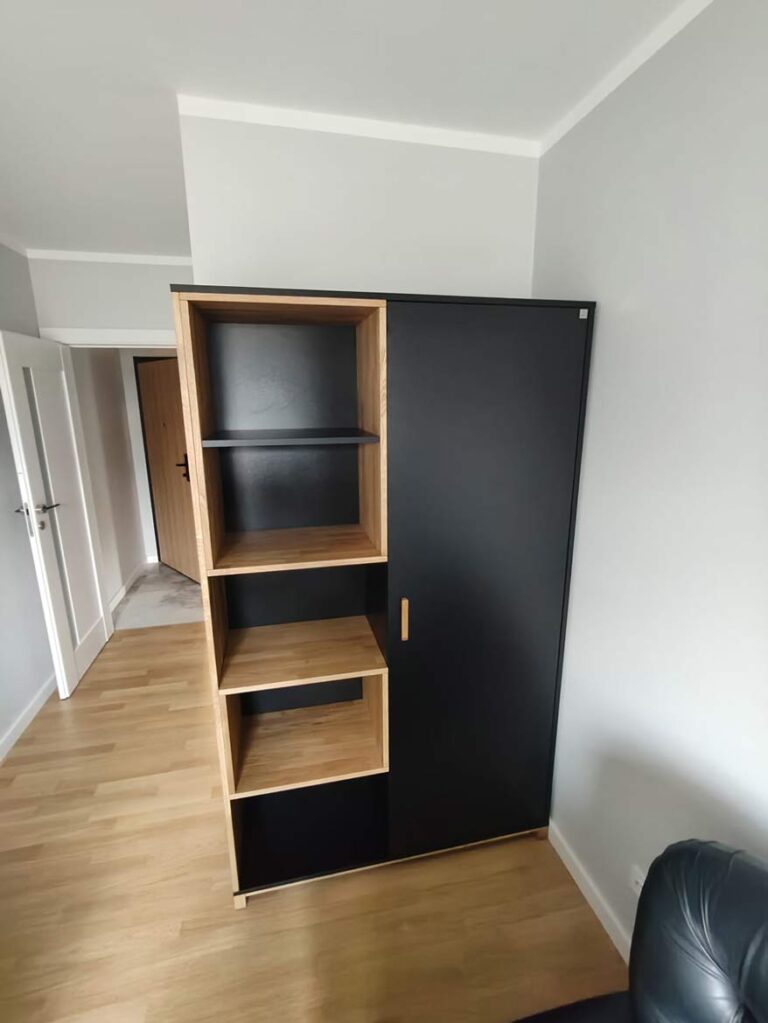 Kleiderschrank mit Regalen für die Wohnung von Herrn Wiesław aus Warschau