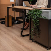 büro-schrank-mit-offenen-feldern-und-platz-für-büro-ausstattung