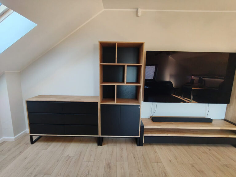 Möbel auf dem Dachboden des Hauses von Herrn Karol in Paniówki