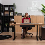 Verstellbares Schreibtischset mit Seitencontainer für das moderne Büro