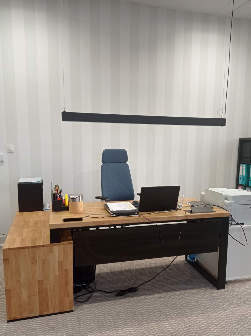 Ecktisch mit Container für Wiszniewski Boat Centre