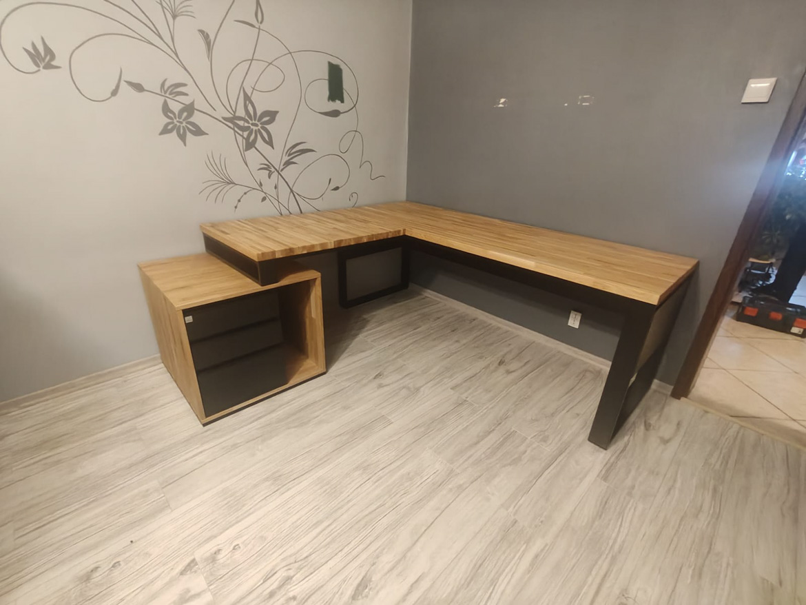 Eckschreibtisch mit Sockel für Herrn Sebastian aus Będzin bei Dąbrowa Górnicza