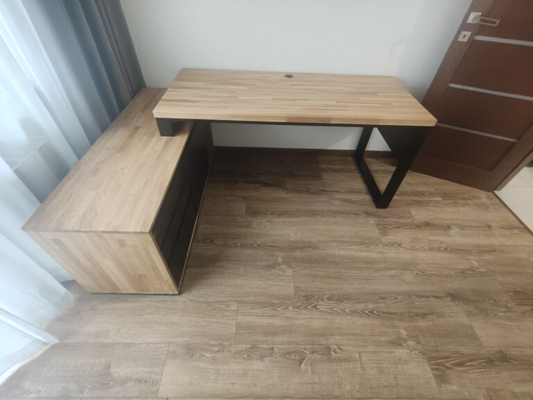 Eckschreibtisch mit erweitertem Sockel für DA GRASSO S.C. in Dzierżoniów