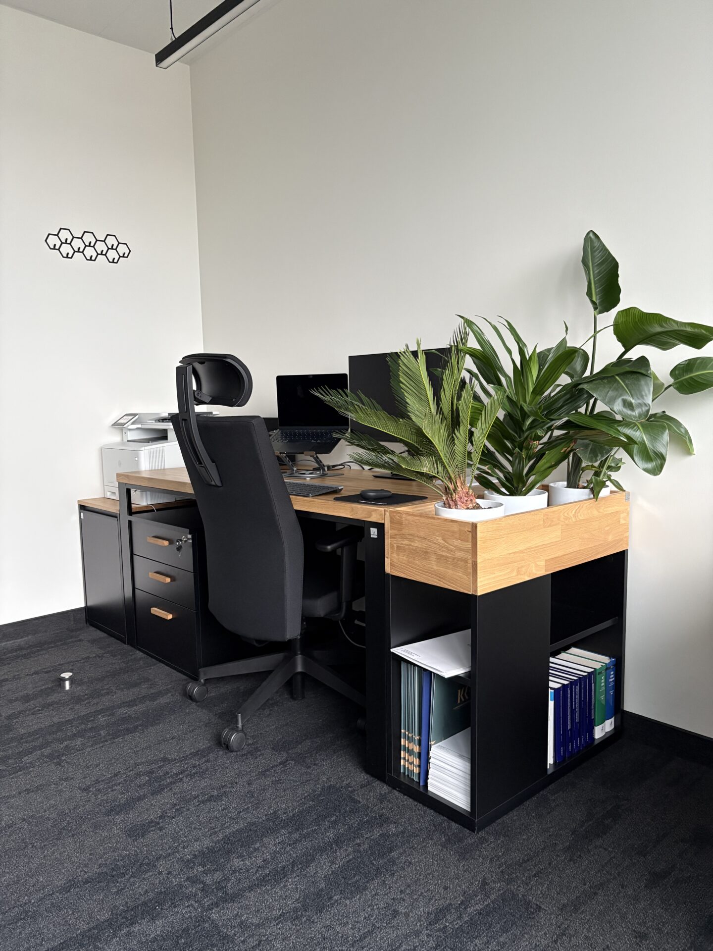 Schreibtisch mit Sockel für die Anwaltskanzlei KKF Fulder Klocek Kosior Kochański in Warschau