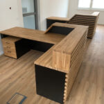 Zwei Empfangstresen mit Flossen für SenCom GmbH in Feldkirchen-Westerham bei München, Deutschland