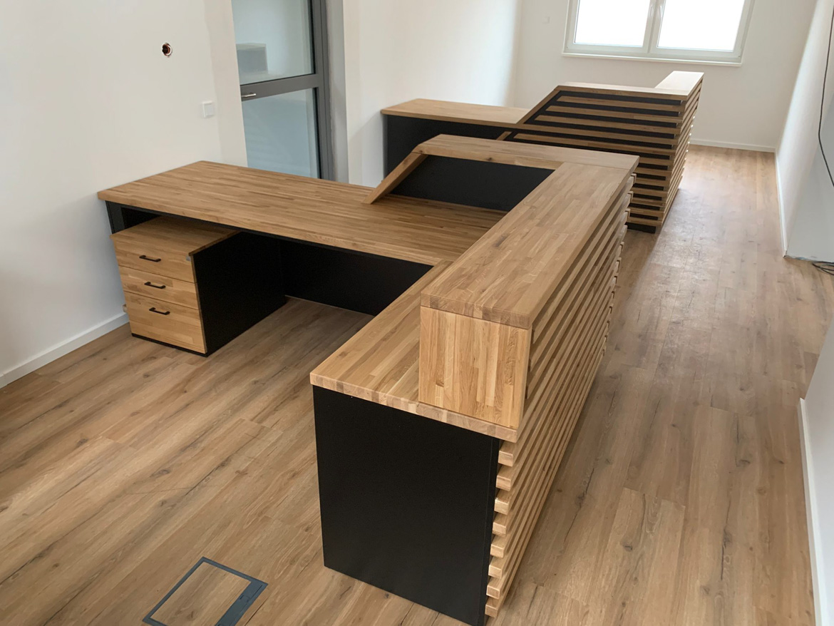 Zwei Empfangstresen mit Flossen für SenCom GmbH in Feldkirchen-Westerham bei München, Deutschland