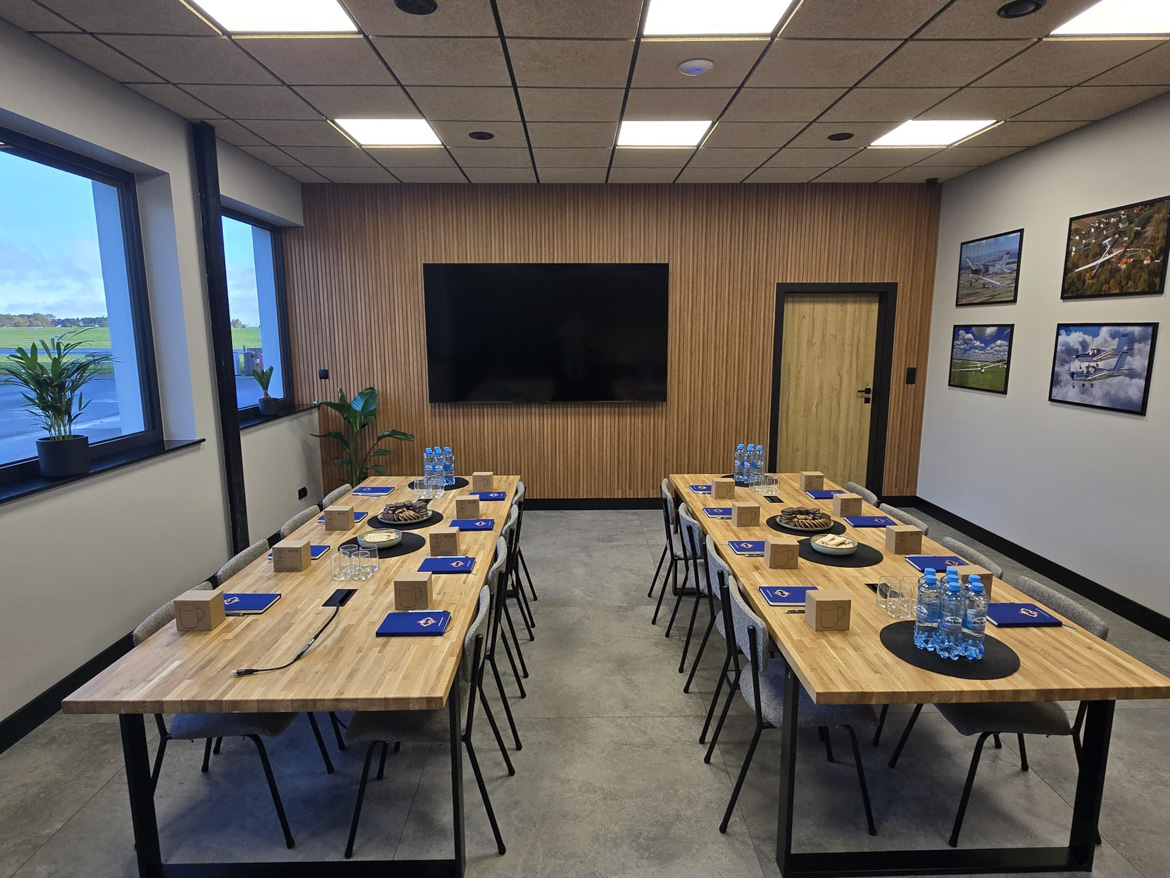 Konferenzraum und Büromöbel für Aeroklub Ostrów Wielkopolski in Ostrów Wielkopolski