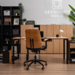 Bürotisch mit Rollcontainer für die Arbeit mit Laptop und Dokumenten